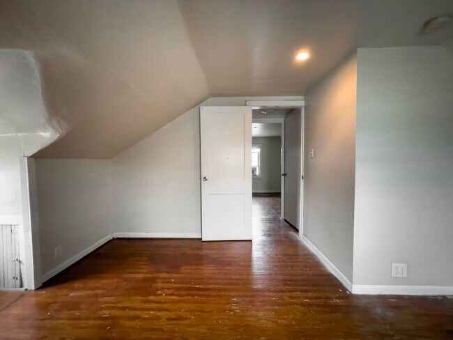 Building Photo - PRELEASING for AUGUST! Close to Campus