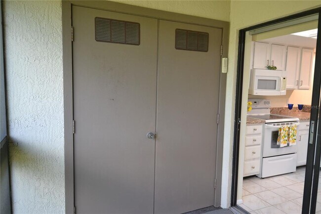 Building Photo - 226 Woodlake Wynde