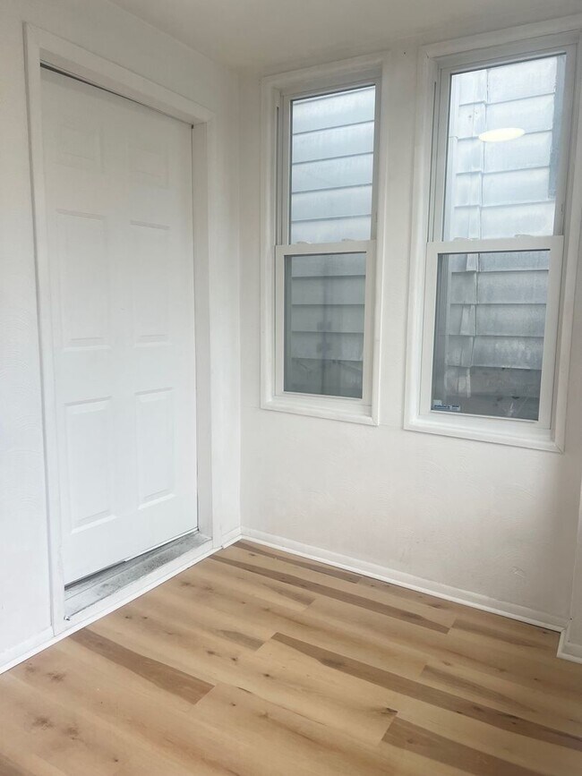 Building Photo - Spacious 3 bed, 2.5 bath Single Family home in Carrick- New Flooring and Paint, Available Immedia...