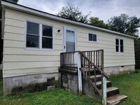Building Photo - 3 Bedroom 1 Bathroom House