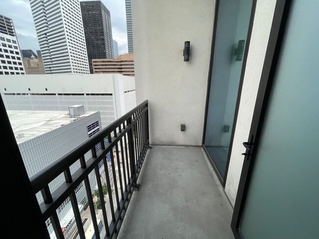 Building Photo - 2 Bed condo in downtown Houston