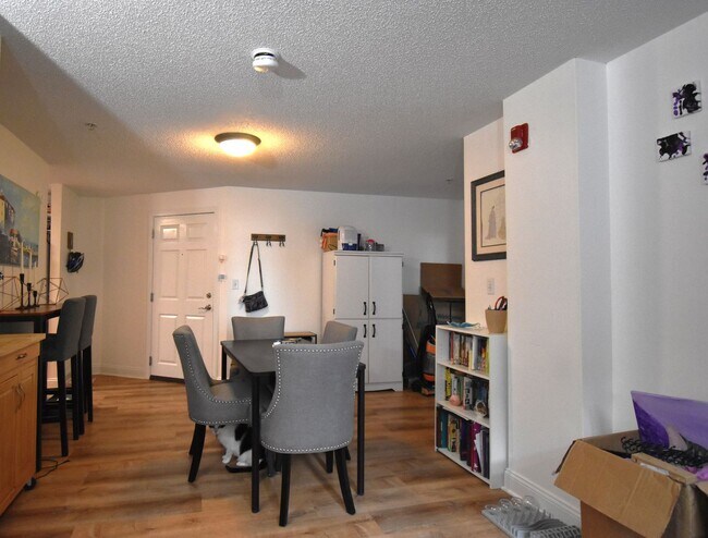 Building Photo - Reduced! Impeccably Maintained, Move-in Re...