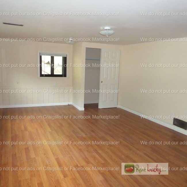 Building Photo - Cool & HUGE 5-Bedroom Home in Des Moines with Large Detached Shop/Garage!!