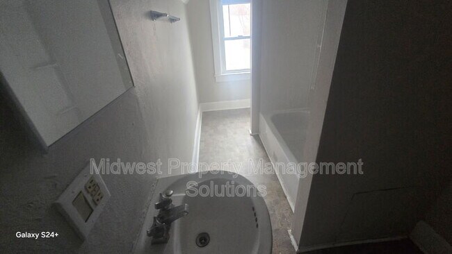 Building Photo - 1422 Central Ave