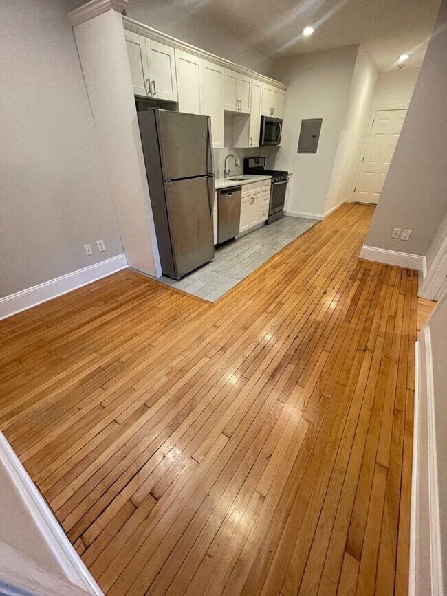 Building Photo - Avl NOW - No Fee! Renovated 1.5BR in Allst...