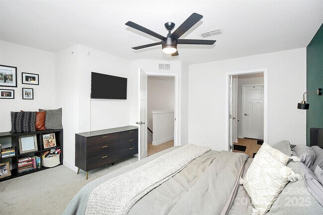Building Photo - 256 Parkwood Ave