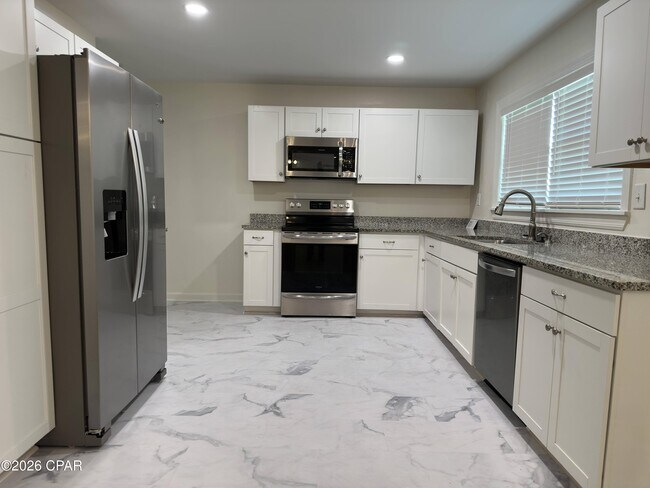 Building Photo - 4900 S Lakewood Dr