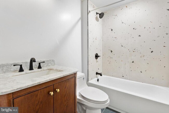 Building Photo - 900 N 41st St