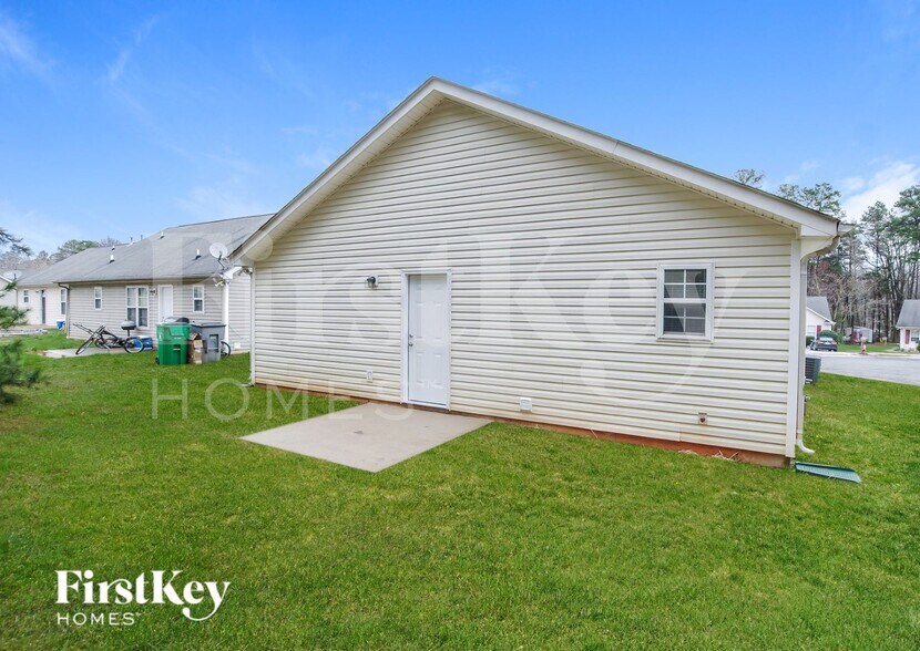 Building Photo - 5823 Hamilton Oaks Dr