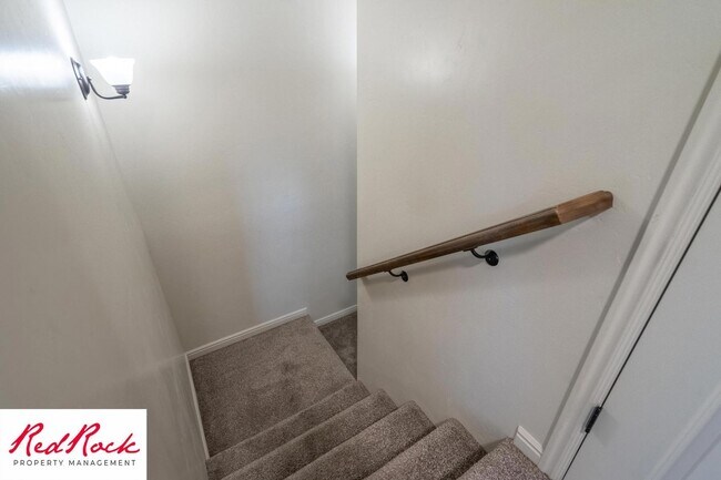 Building Photo - Cozy Townhome with Community Pool