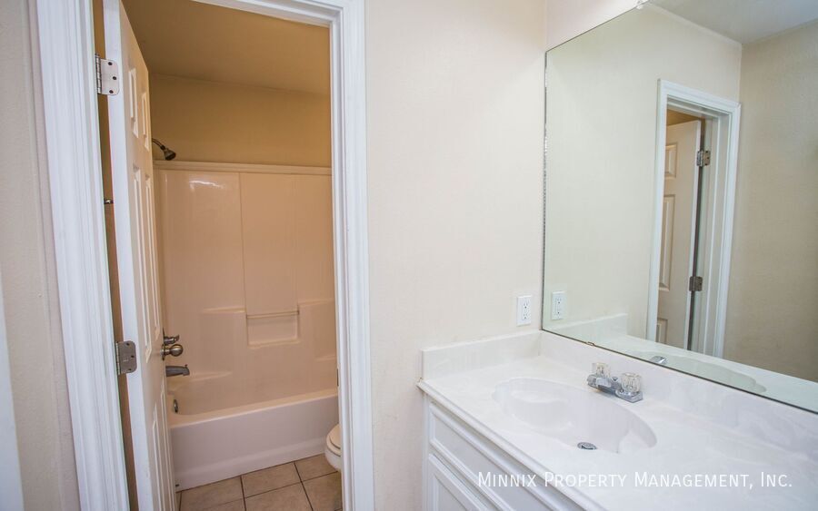 Building Photo - 9910 Weatherford Ave