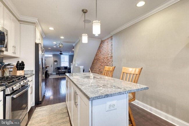 Building Photo - 800 S Curley St