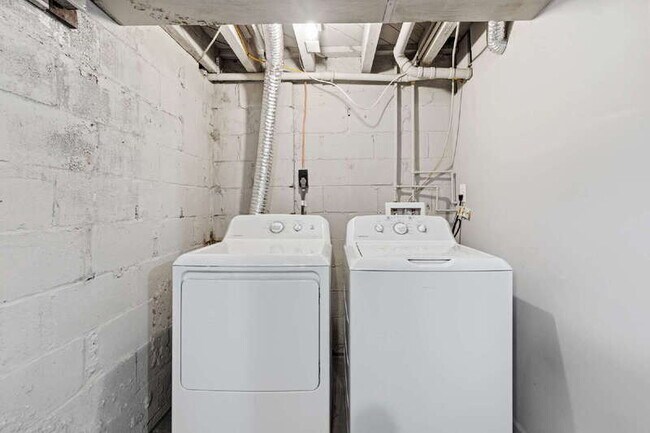 Building Photo - 3482 Dunhaven Rd