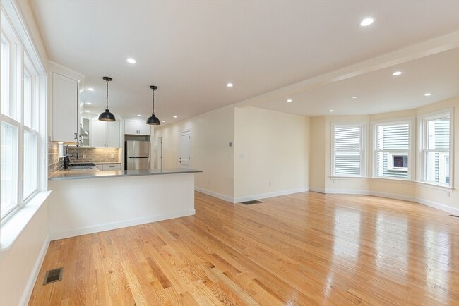 Building Photo - 48 W Tremlett St