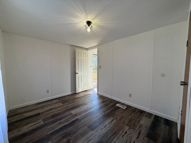 Building Photo - Newly remodeled 2 bedroom 1 bathroom mobil...