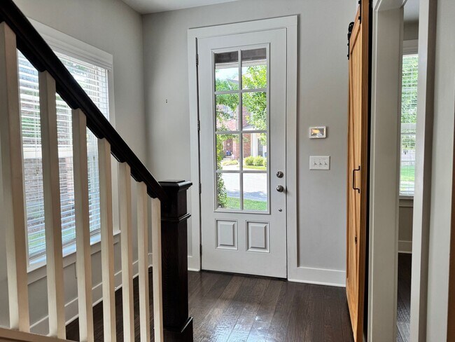 Building Photo - Beautiful End Unit Franklin Townhome