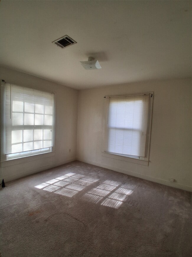 Building Photo - 204 Holderrieth Blvd