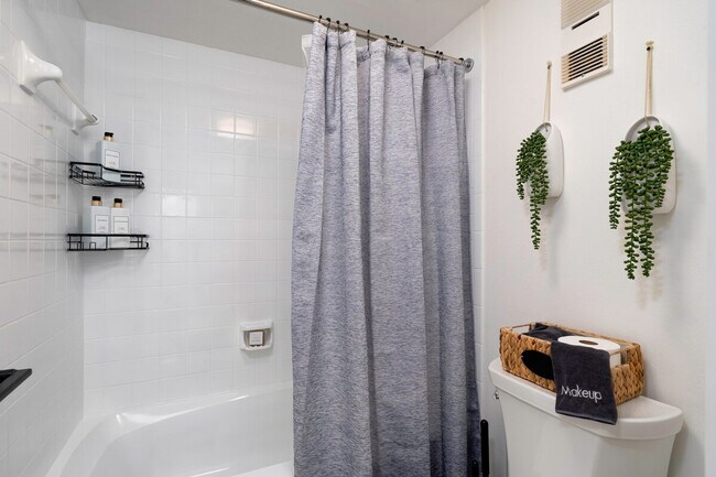 Building Photo - 380 Seaview Ct