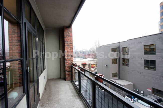 Building Photo - Vibrant One Bedroom Loft w/ City Views In ...