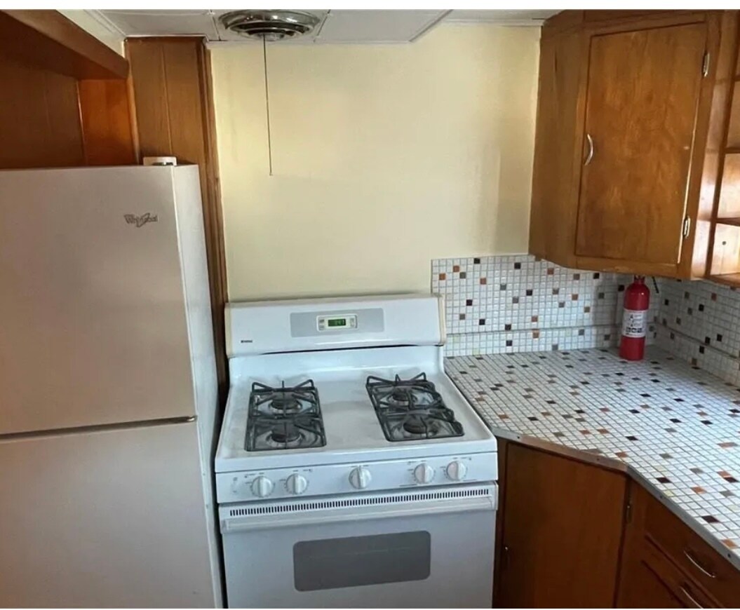 Range and refridgerator - 1112 N 7th St