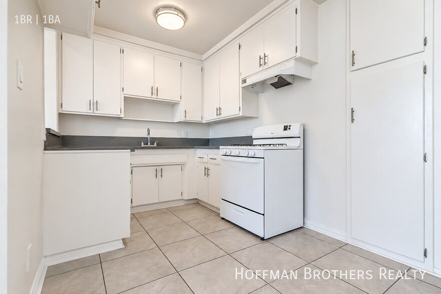 Building Photo - 1323 N Harvard Blvd