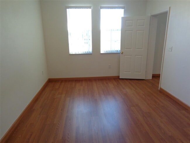 Building Photo - 533 NE 3rd Ave