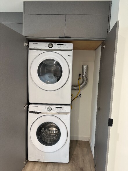 Building Photo - 2021 Beachwood Dr