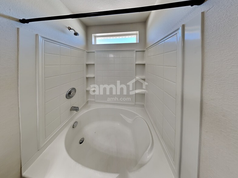 Building Photo - 5561 N Lisbon St