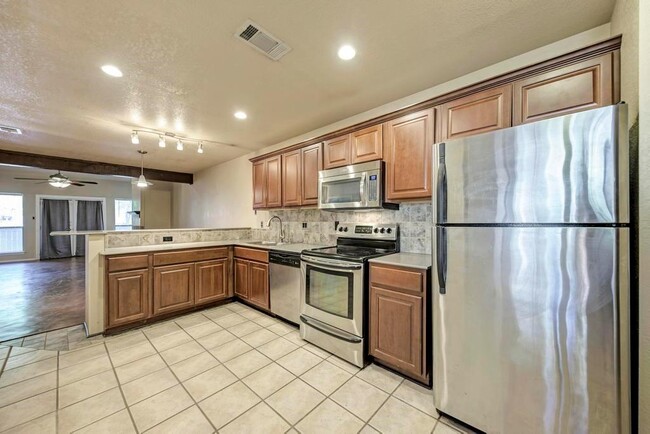 Building Photo - 7211 Lakewood Dr