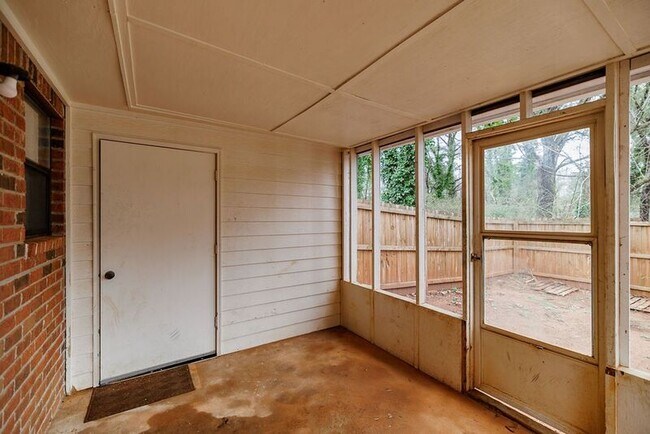 Building Photo - 110 Upland Ct