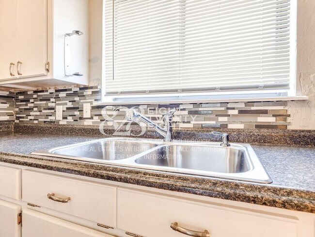 Building Photo - *AVAILABLE NOW!* Spacious 3 Bed/2.5 Bath Condo in East Norman!