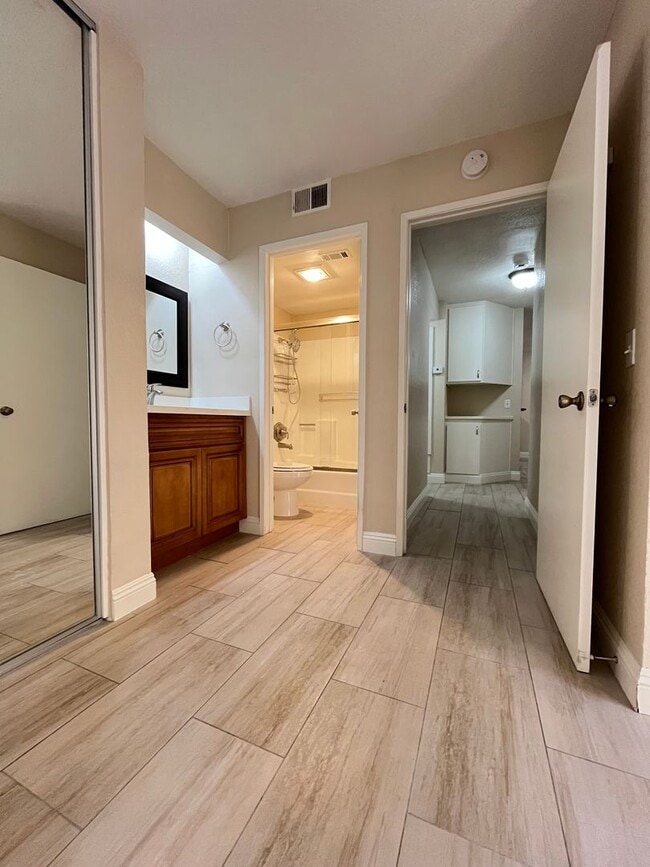 Building Photo - BEAUTIFULLY UPGRADED 1 STORY CONDO