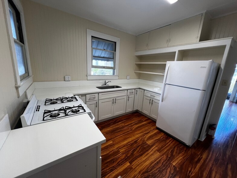 Kitchen - 222 A Iolani Ave