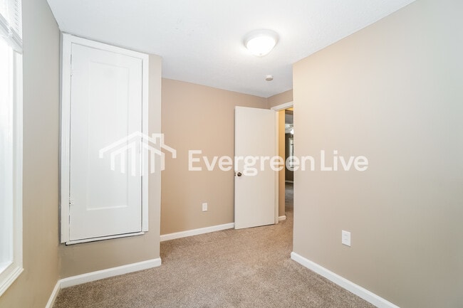 Building Photo - 2638 S 5th St