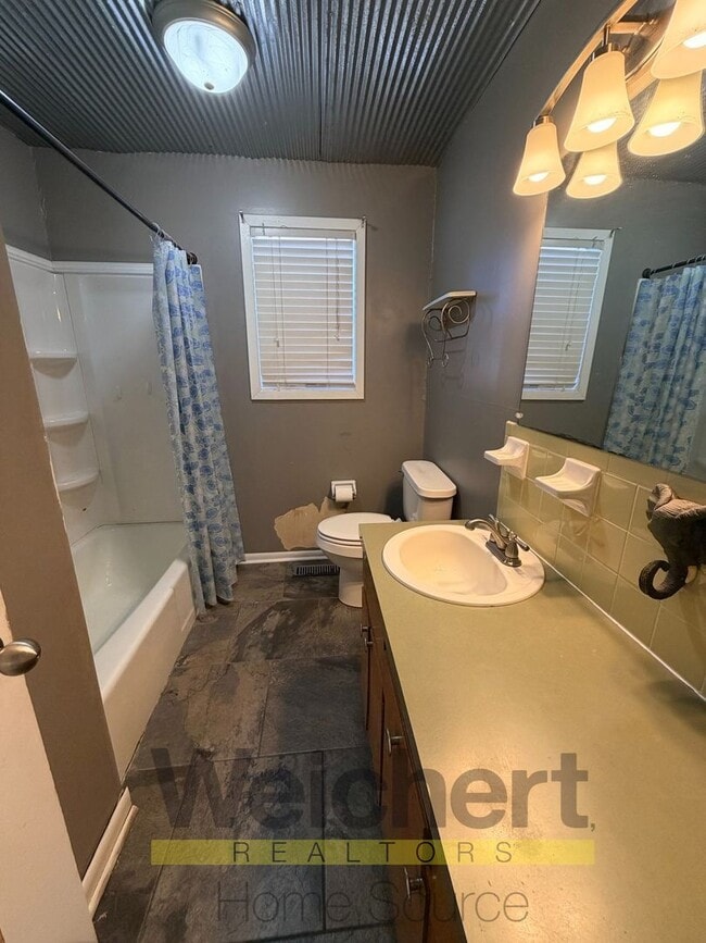 Building Photo - 3 bed, 2 bath