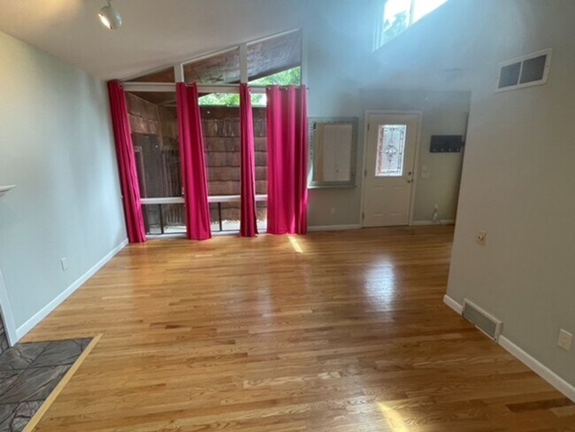 Building Photo - Lovely 3 BED / 2 BATH family home in Parkside neighborhood!