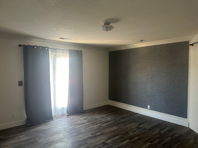 Building Photo - 2660 Glenview Dr