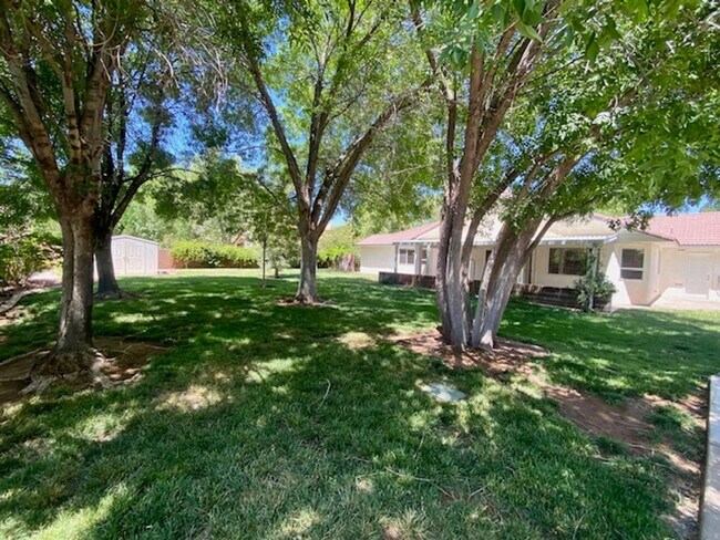 Building Photo - SPACIOUS HOME FOR RENT!