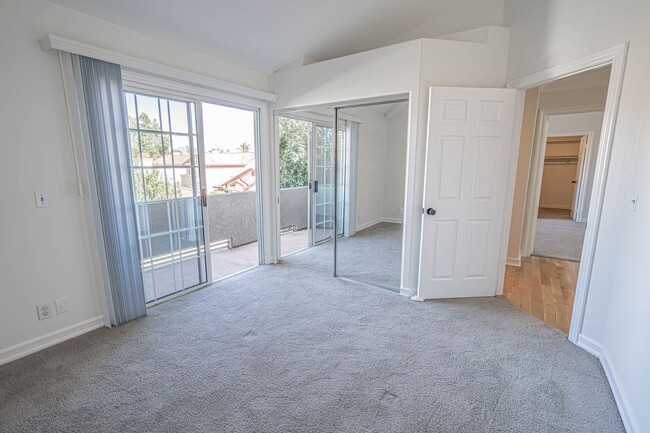 Building Photo - Reseda - 2 Bedroom Condo for Rent!