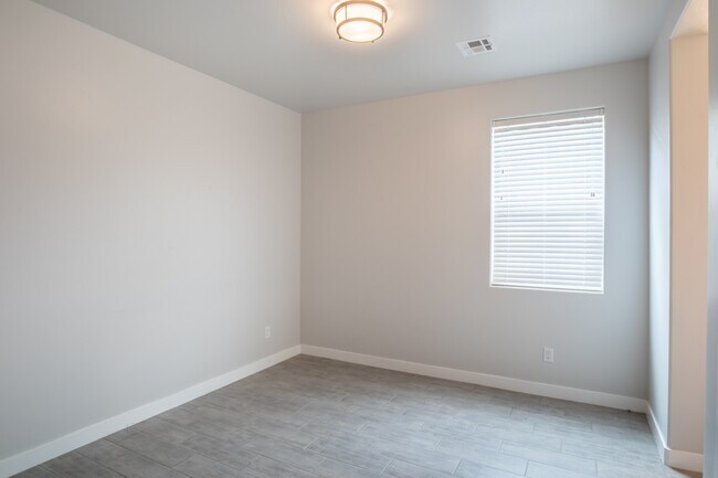 Building Photo - 6202 Bayberry Rd