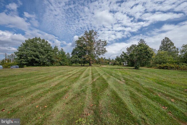 Building Photo - 1075 S County Line Rd