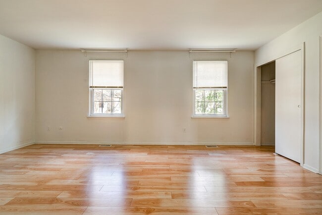 Building Photo - 811 Kings Croft Dr