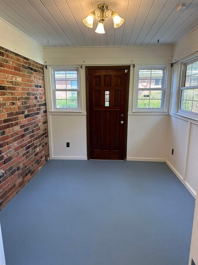 Building Photo - 1406 Devils Dip