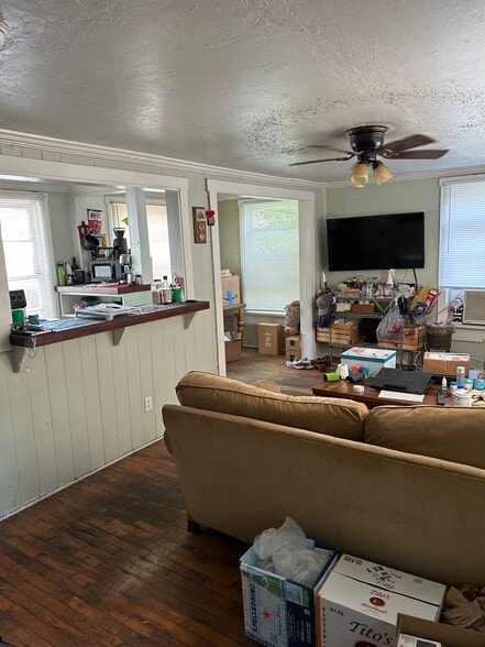 living room kitchen and dining roo, - 307 NW 15th Ter