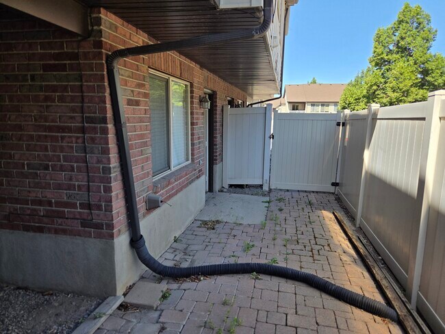 Building Photo - 212 Lyman Ln