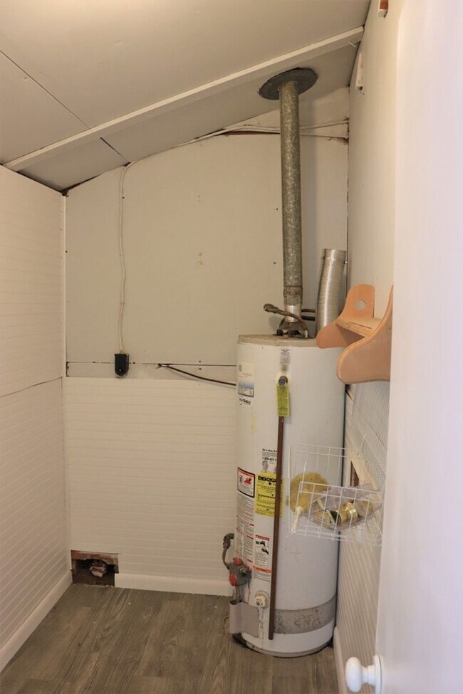 Building Photo - Charming 3-Bedroom + BONUS SUNROOM