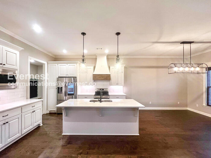 Building Photo - 613 Creekside Cove