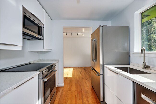 Building Photo - Downtown Bainrbidge Rental -  1/2 Off June...