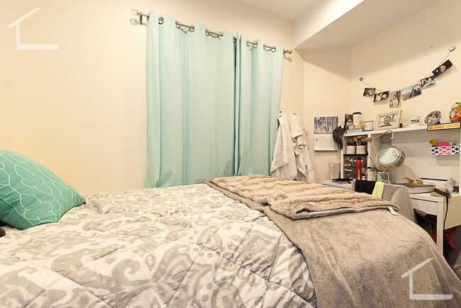 Building Photo - Beautiful & Renovated 2 bed in Brookline... Really Nice Listing!!