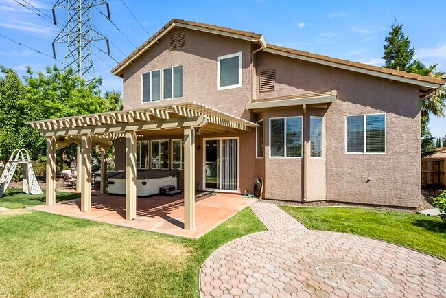 Building Photo - For rent: spacious and updated 5-bedroom, ...